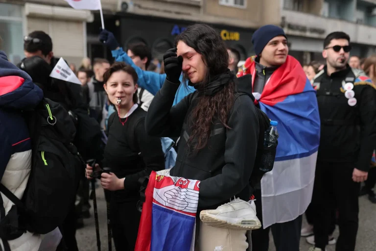 EMOTIVAN ISPRAĆAJ STUDENATA: Iz Kragujevca do Niša pešaka Pesacenje Do Nisa