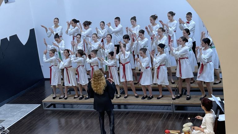 HOR „MALI LICEUM” POBEDNIK MEĐUNARODNOG FESTIVALA: Zlatni dečiji glasovi Bjeljina2