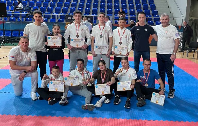 KIK BOKS: Kragujevčani osvojili devet medalja i pehar za najbolju juniorku prvenstva! Kik Biks Mladi