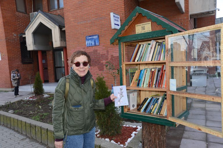 ULIČNA BIBLIOTEKA „DON KIHOTˮ: Jednu uzmi, jednu ostavi Biblioteka