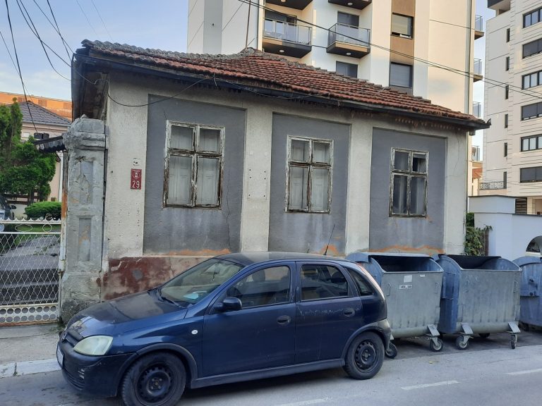 SRCE: Zašto nestaju spomen ploče sa objekata u Kragujevcu 1000017300