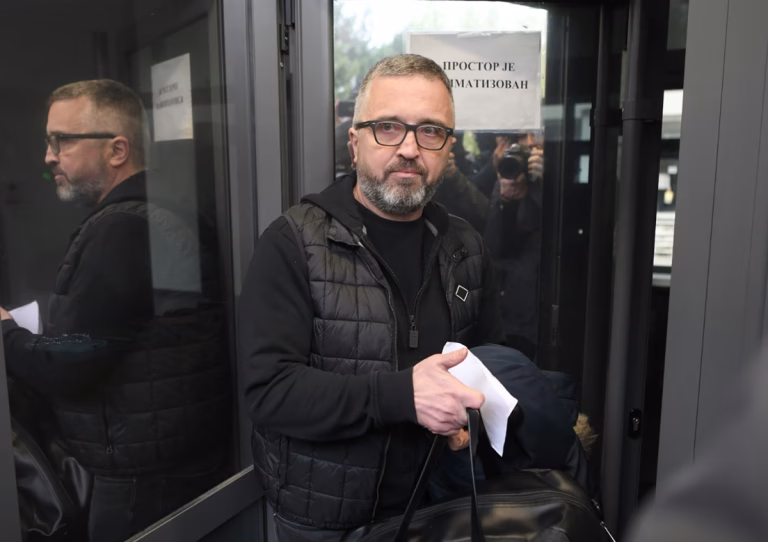 NOVA: Dragan J. Vučićević na sudu u Kragujevcu – Sudija ga tužio zbog uvrede i objavljivanja fotografije Djv