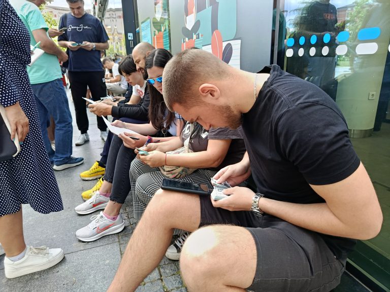 POMAMA ZA SLIČICAMA FUDBALERA: Da se menjamo F 3