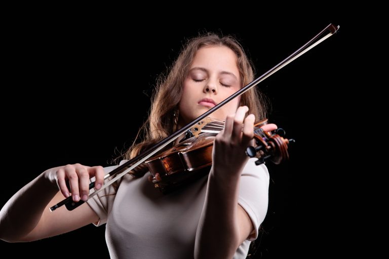 MLADI TALENTI – VIOLISTKINJA NIKOLINA TOMIĆ: Volela bih da budem koncertna umetnica Nikolina
