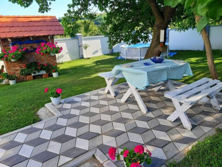 NAJLEPŠE DVORIŠTE U ROGOJEVCU: Pobedila Pećinska vila Pobednik 2