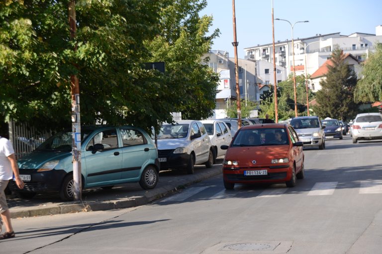 SAOBRAĆAJNI KOLAPS U BOLNIČKOM KRUGU I OKO NJEGA: Kao pred vašarskim šatrama Ulaz 2
