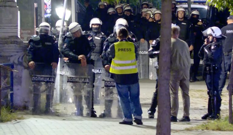 Pristalice SNS organizovale bakljadu posle studentskog skupa u Kragujevcu Policija Protest