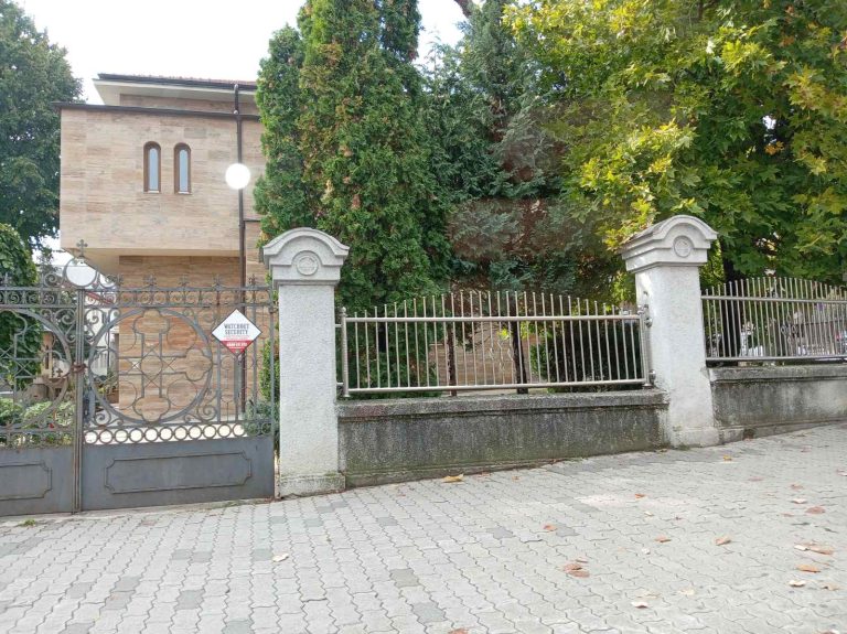 (NE)ZAKONITA ZAMENA OGRADE SABORNE CRKVE: Malo aluminijum, malo kovano gvožđe Slika1 7